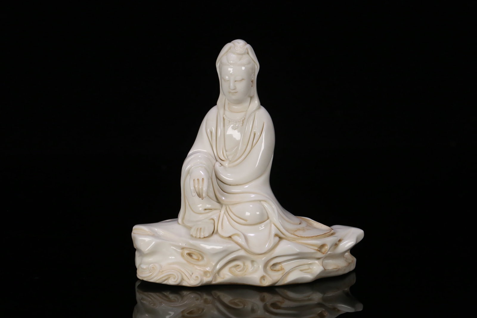 A Solemn Blance-De-Chine Statue of Avalokitesvara: A Solemn Blance-De-Chine Statue of Avalokitesvara,Qing Dynasty,China,Size:5.3inx5.3inx3.1in,Weight:518.5g德化瓷观音像,中国清代,Size:13.5cmx1
