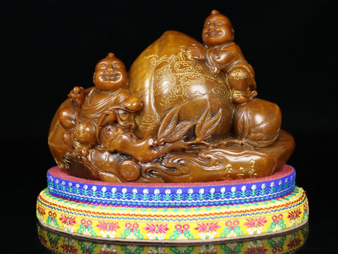 An Exquisite Tianhuang Stone Figure Pattern Peach-Shaped Seal: An Exquisite Tianhuang Stone Figure Pattern Peach-Shaped Seal,Qing Dynasty, China,Shiru Mark,Size:5.5inx7.1inx3.1in,Weight:1177g田黄石人物纹桃形印
