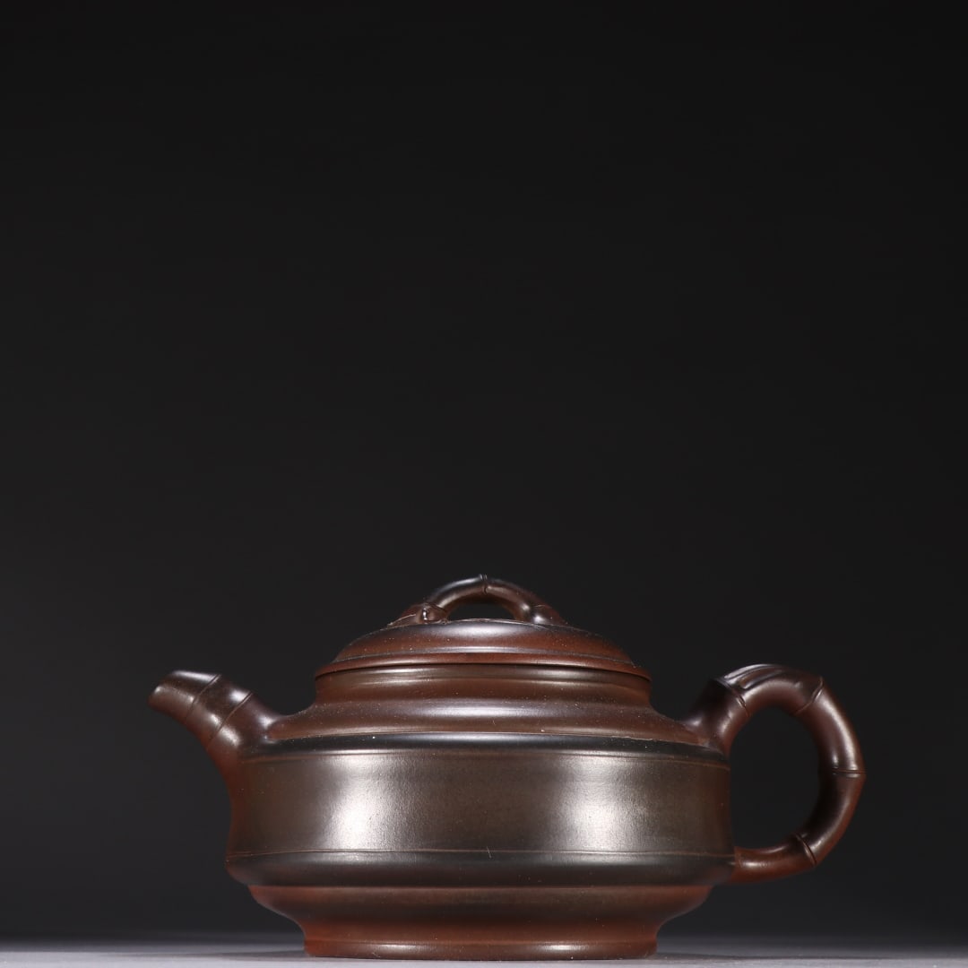 An Exquisite Purple Sands Teapot: An Exquisite Purple Sands Teapot,Qing Dynasty,China,With Mark,Size:4.2inx6.8in紫砂茶壶,中国清代,带款,Size:10.6cmx17.2cm