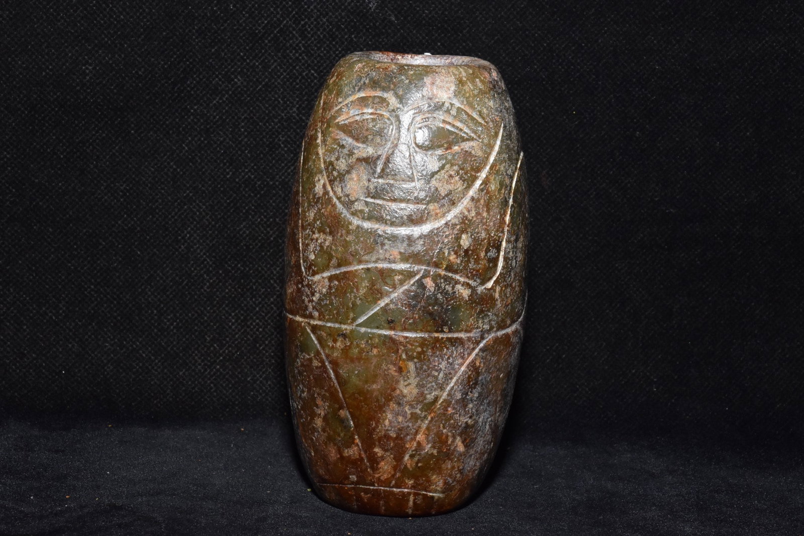An Exquisite Hemo Jade Figure-Face Pattern Pendant (1 of 6)