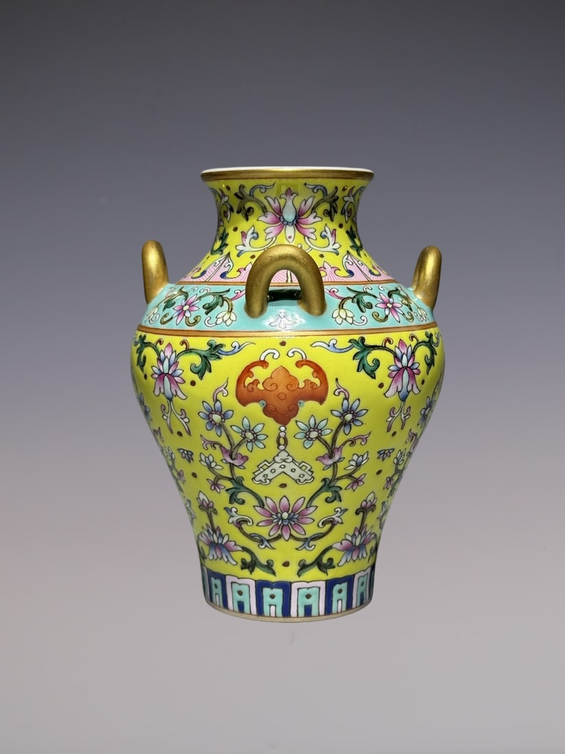An Exquisite Enamel Yellow Ground Painted Gold Lotus and Bats Pattern Vase: An Exquisite Enamel Yellow Ground Painted Gold Lotus and Bats Pattern Vase,Qing Dynasty, China,Qianlong Six-character Mark,Size:4.6inx3.5in珐琅彩黄地描金Ņ