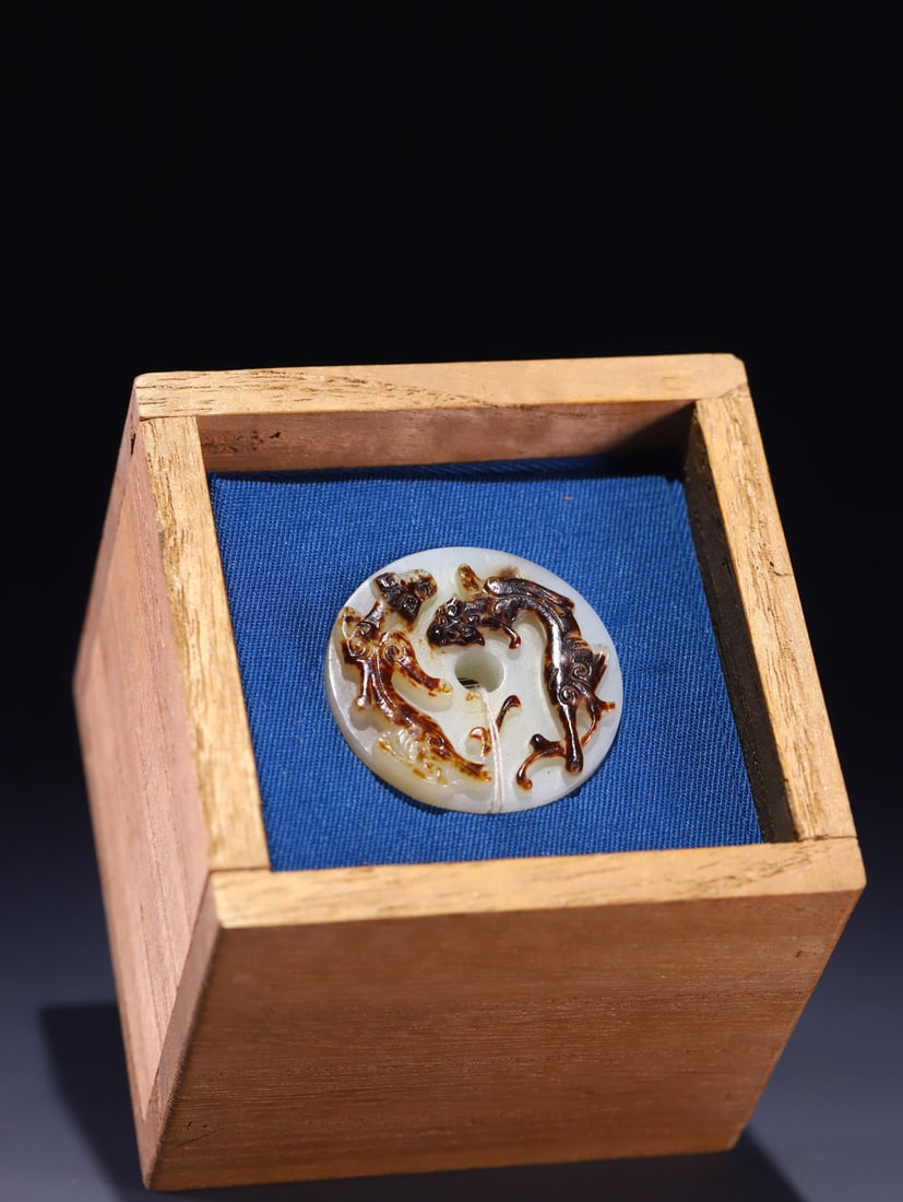 An Exquisite White Jade Chi-Dragon Pattern Pendant: An Exquisite White Jade Chi-Dragon Pattern Pendant,Qing Dynasty,China,Size:1.5inx0.4in,Weight:31g白玉螭龙纹挂件,中国清代,Size:3.9cmx1.