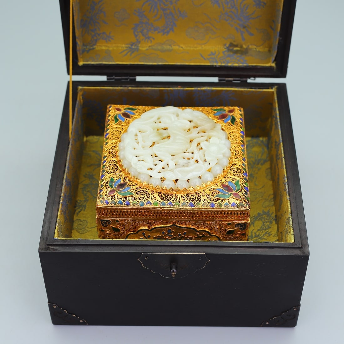 An Exquisite Filigree and Gilding Inlaid White Jade Plum Blossom,Orchid Bamboo and Chrysanthemum: An Exquisite Filigree and Gilding Inlaid White Jade Plum Blossom,Orchid Bamboo and Chrysanthemum Pattern Box with Cover,Inlaid Gems,Qing Dynasty,China,Qianlong Four-character Mark,Size:5.5inx7.9in,3.1