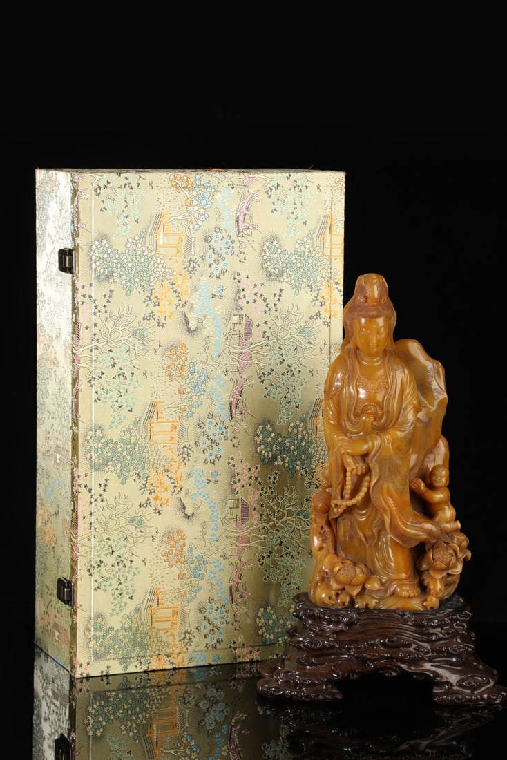 A Rare Tianhuang Stone Statue of Avalokitesvara Ornament: A Rare Tianhuang Stone Statue of Avalokitesvara Ornament,Song Dynasty,China,Size:13.4inx5.7in,Weight:4017g田黄石观音像摆件,中国宋É