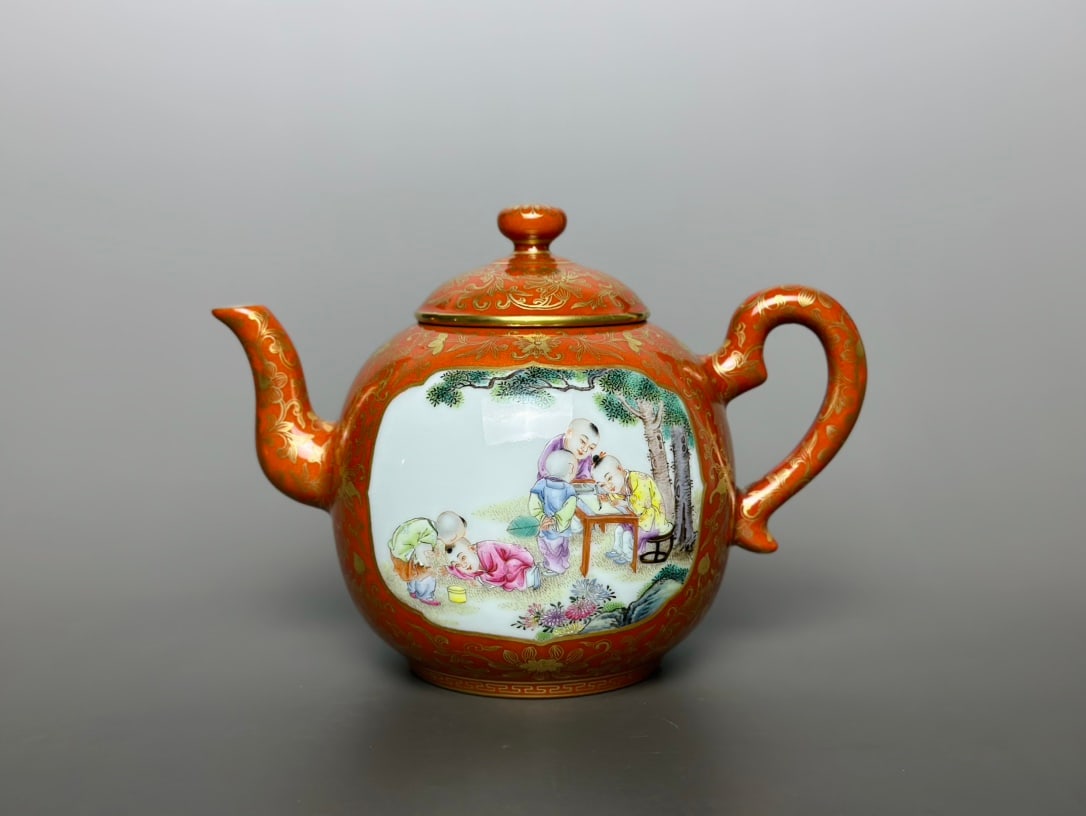 An Exquisite Famille-Rose Iron-Red Painted Gold Figure Pattern Ewer: An Exquisite Famille-Rose Iron-Red Painted Gold Figure Pattern Ewer,Qing Dynasty,China,Qianlong Six-character Mark,Size:4.9inx4inx2.6in粉彩矾红釉描金人&