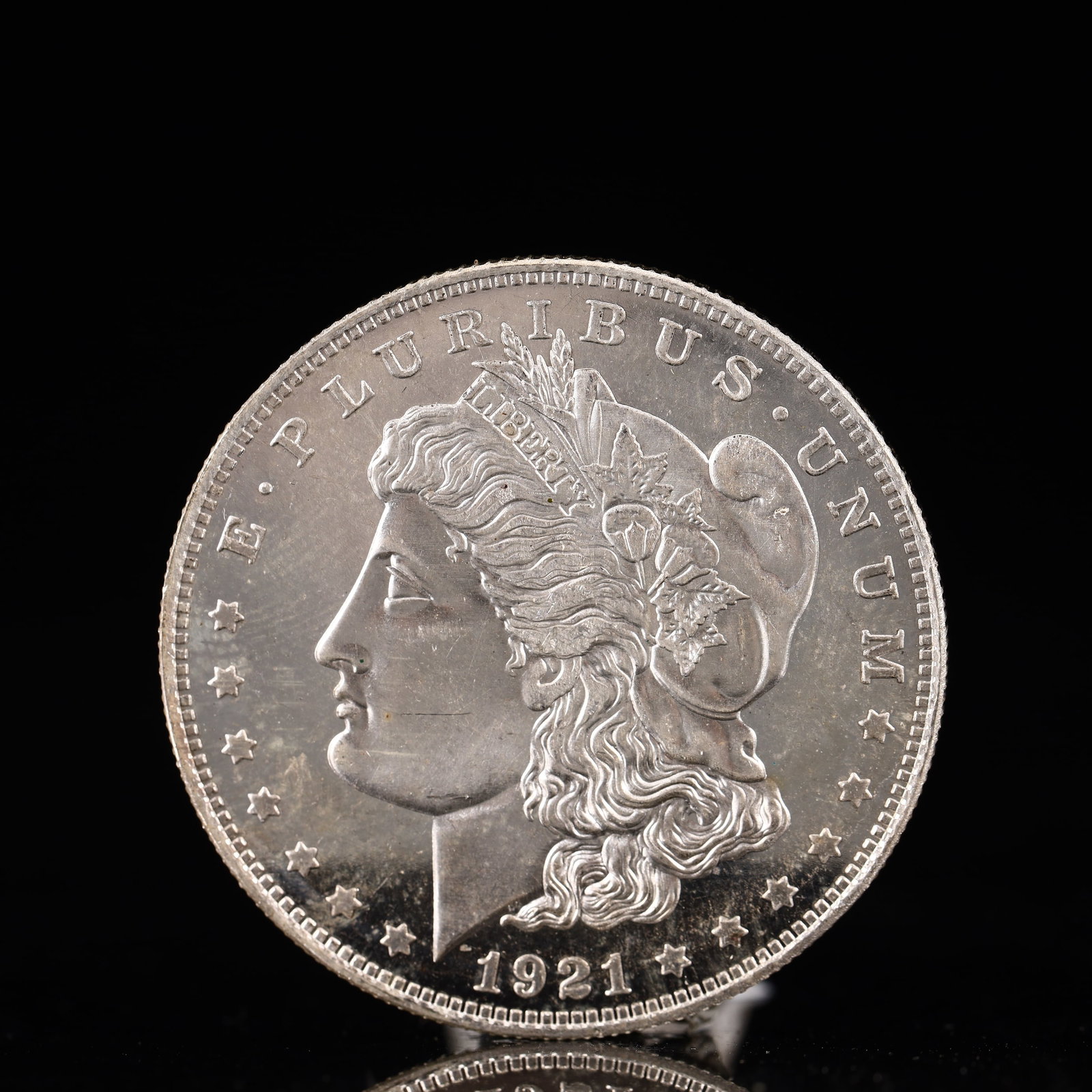 USA Morgan Dollar 1921 Coin: Obv: profile bust with date below and E PLURIBUS UNUM legend and stars around. Rev: eagle with In God we trust above within wreath with UNITED STATES OF AMERICA ONE DOLLAR legend. IN GOD WE TRUST / LI