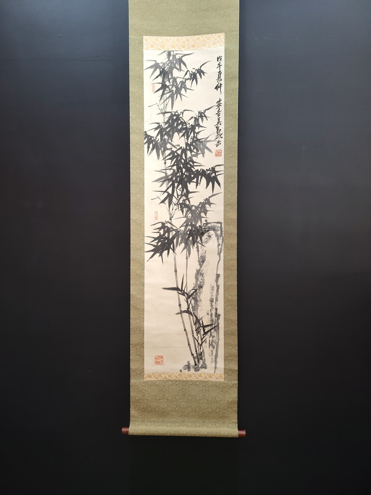 A Chinese Vertical Scroll Ink Painting of Bamboo on Paper,Wu Changshuo: A Chinese Vertical Scroll Ink Painting of Bamboo on Paper,Wu Changshuo,Size:(Without frame)13.2inx52.8in一幅中国水墨竹子图立轴,吴