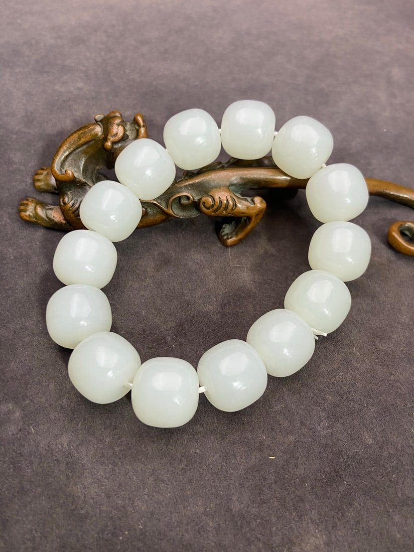 An Exquisite White Jade Bracelets: An Exquisite White Jade Bracelets,Qing Dynasty,China,Size:0.6in,Weight:95g白玉手串,中国清代,Size:1.6cm,Weight:95g
