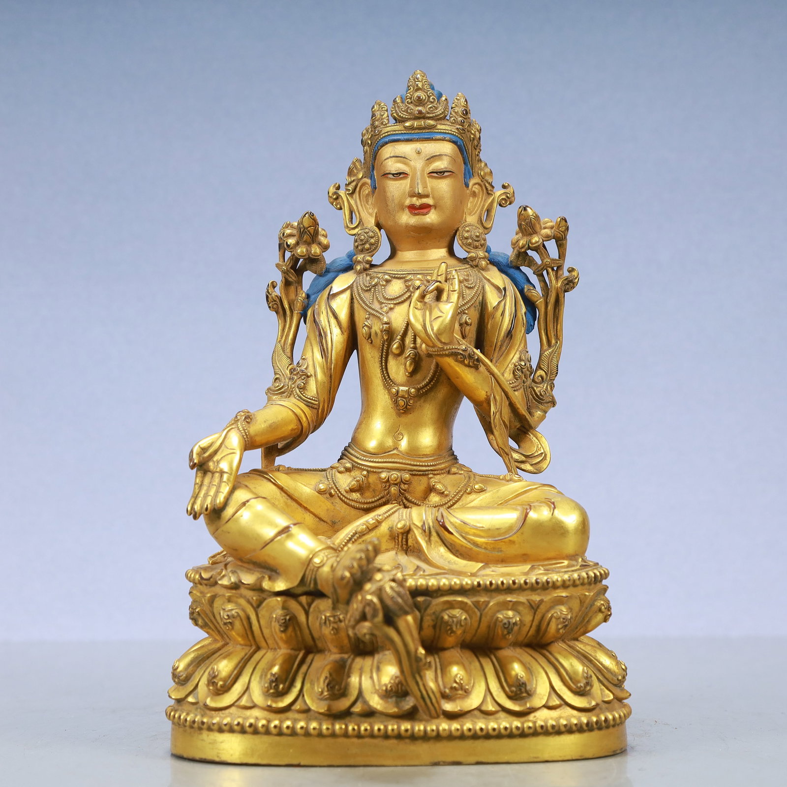 A Exquisite Gilt Bronze Statue of Avalokitesvara: A Exquisite Gilt Bronze Statue of Avalokitesvara Ming Dynasty, China Yongle Six-character Mark Size:6.3inx5.1inx9.8in Weight:3300g铜鎏金观音