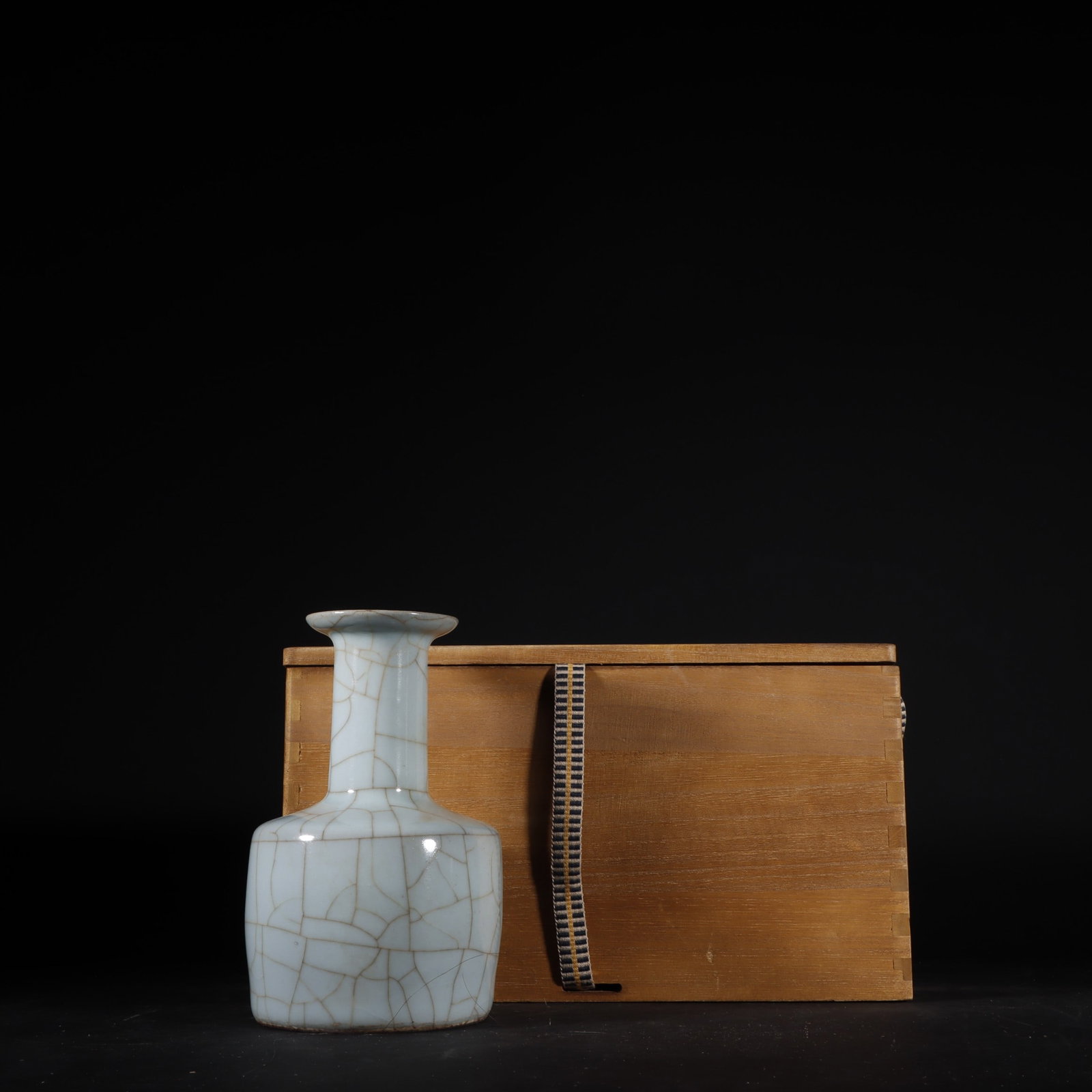 An Exquisite Guan yao Celadon Glazed Vase: An Exquisite Guan yao Celadon Glazed Vase,Song Dynasty,China,Size:5.7inx3.5in官窑粉青釉瓶,中国宋代,Size:14.5cmx9cm