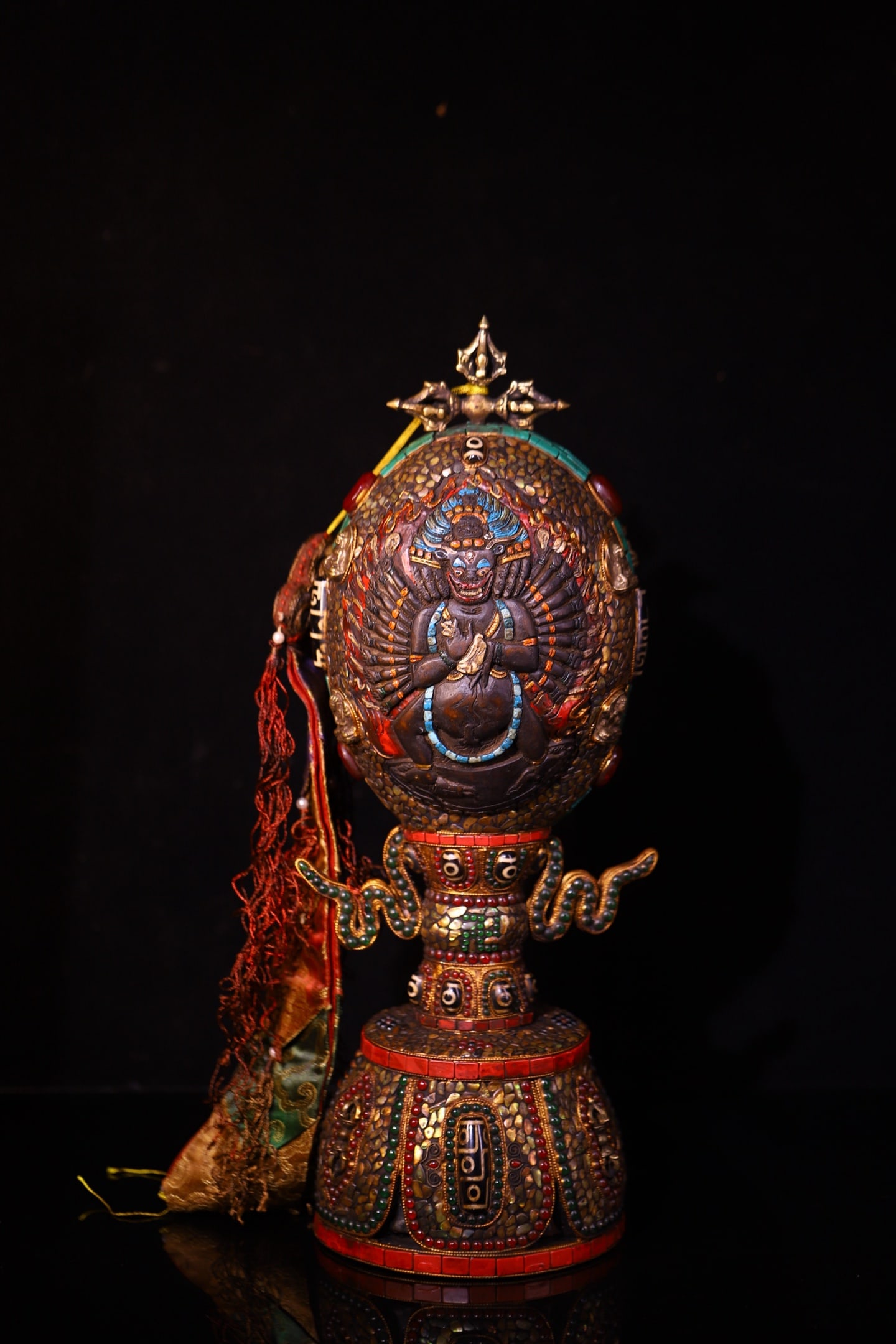 A Huge Bronze Inlaid Gems and Dzi Bead Buddha Statue Pattern Ornament: A Huge Bronze Inlaid Gems and Dzi Bead Buddha Statue Pattern Ornament,Qing Dynasty,China,Size:15.7inx5.9in,Weight:2400g铜镶宝石和天珠佛像纹&