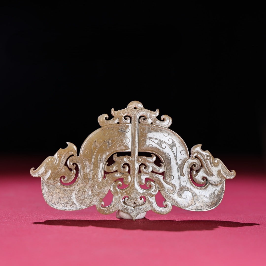 An Exquisite White Jade Dragon Pattern Pendant: An Exquisite White Jade Dragon Pattern Pendant,Qing Dynasty,China,Size:5.1inx3inx0.2in,Weight:79g白玉龙纹挂件,中国清代,Size:12.9cmx7.5cmx0.6