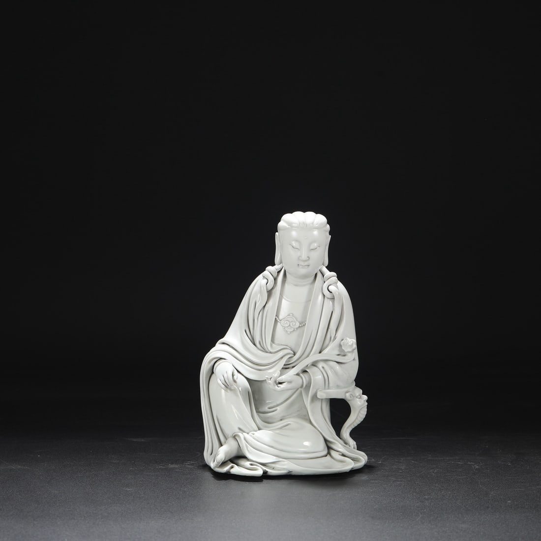 An Exquisite Blance-De-Chine White Glazed Statue of Avalokitesvara: An Exquisite Blance-De-Chine White Glazed Statue of Avalokitesvara,Ming Dynasty, China,Size:10inx6.3in德化瓷白釉观音像,中国明代,