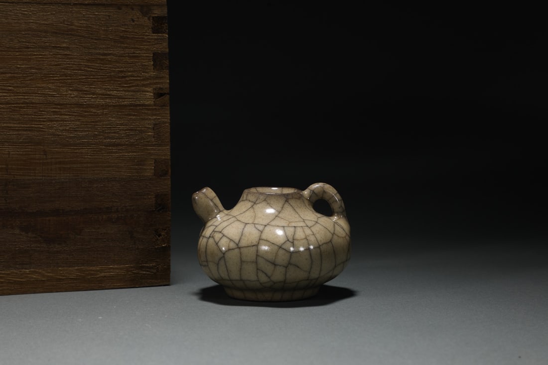 An Exquisite Ge yao Yellow Glazed Water Pot: An Exquisite Ge yao Yellow Glazed Water Pot,Song Dynasty,China,Size:2.4inx3in哥窑黄釉水滴,中国宋代,Size:6cmx7.5cm