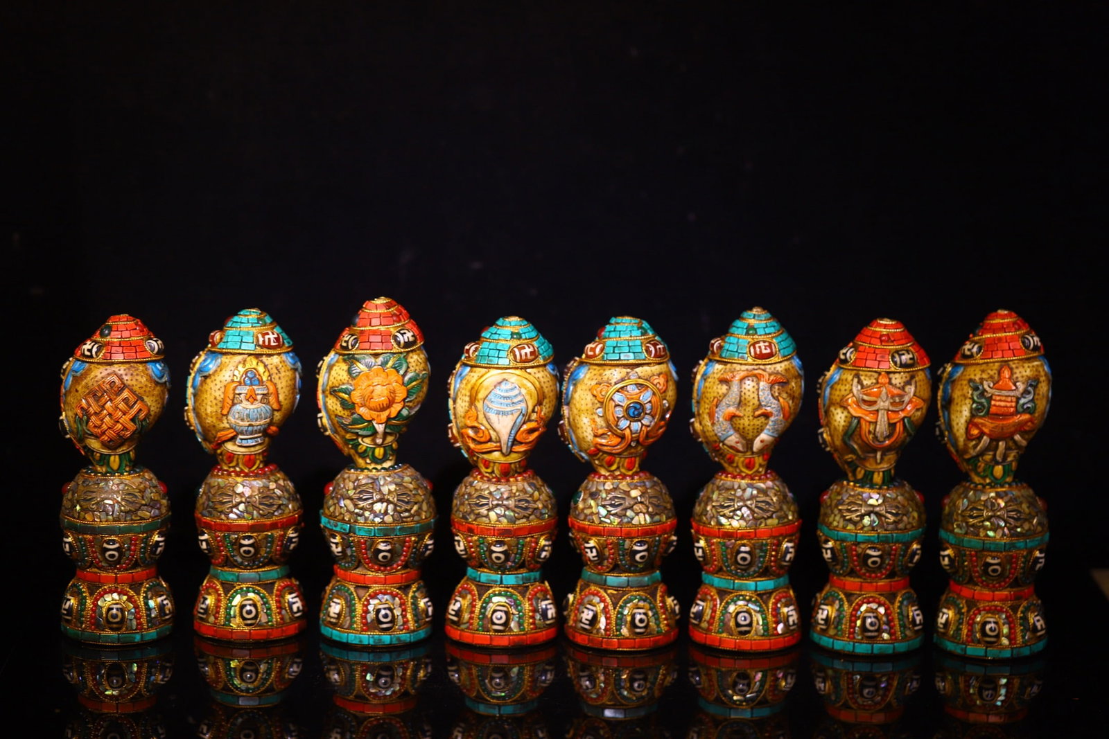 A Set of Fine Bronze Inlaid Dzi Bead and Gems Painted Color Eight Treasures Pattern Sacred Conch: A Set of Fine Bronze Inlaid Dzi Bead and Gems Painted Color Eight Treasures Pattern Sacred Conch Ornaments,Qing Dynasty,China,Size:7.1inx2.6in,(Sacred Conch)4.3inx2.6in,Weight:3900g一套