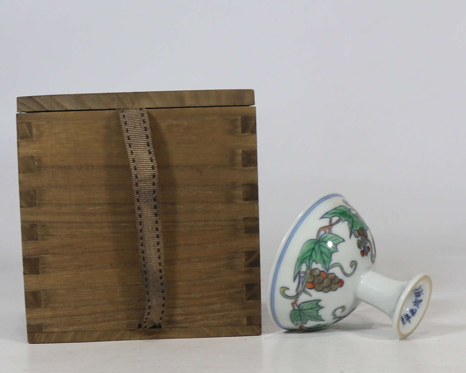 An Exquisite Doucai Grapes Pattern Stem Cup - 3