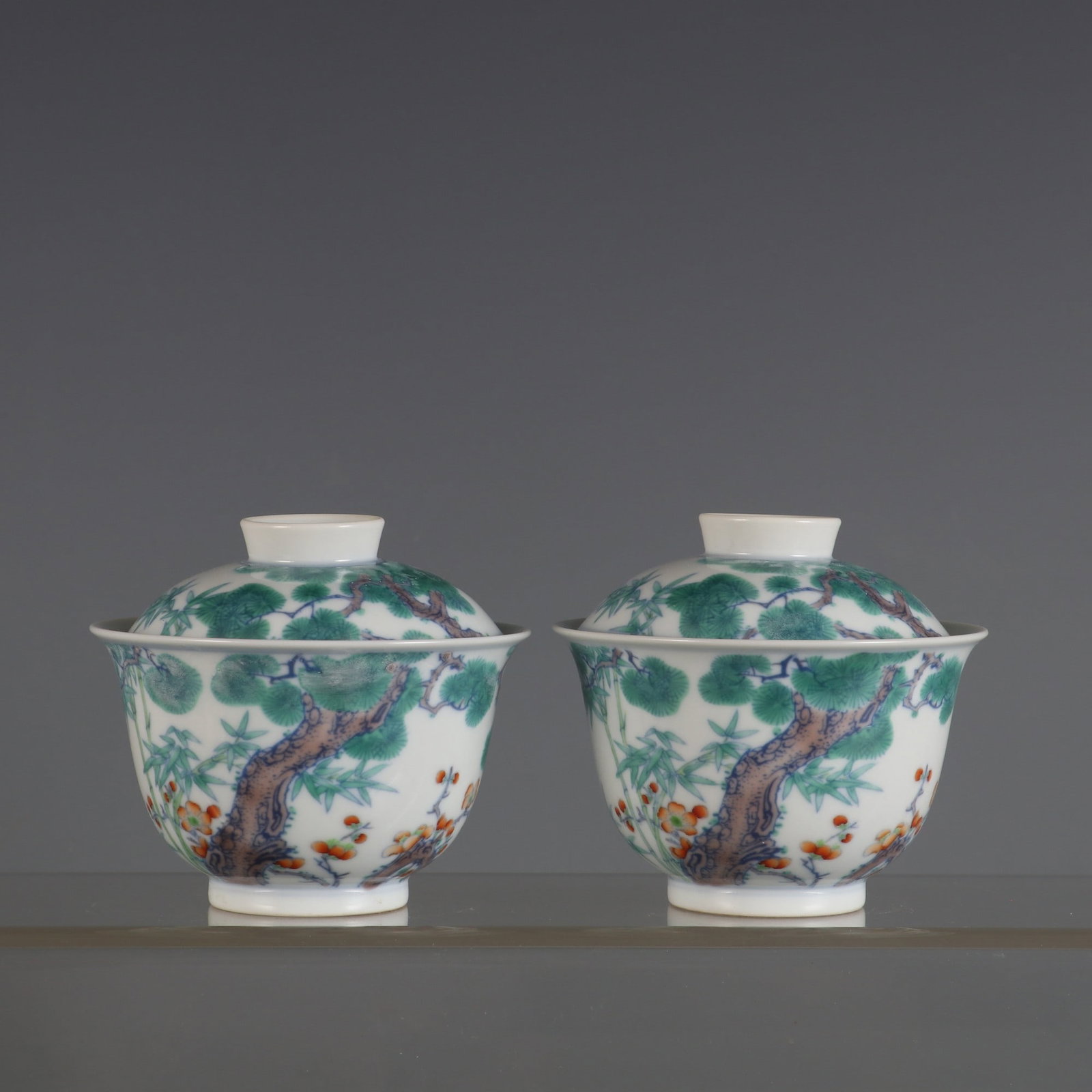 A Pair of Exquisite Blue and White Doucai Pine, Bamboo and Plum Blossom Pattern Bowls with Cover: A Pair of Exquisite Blue and White Doucai Pine, Bamboo and Plum Blossom Pattern Bowls with Cover,Qing Dynasty, China,Yongzheng Six-character Mark,Size:2.9inx3.3in一对青花ਨ