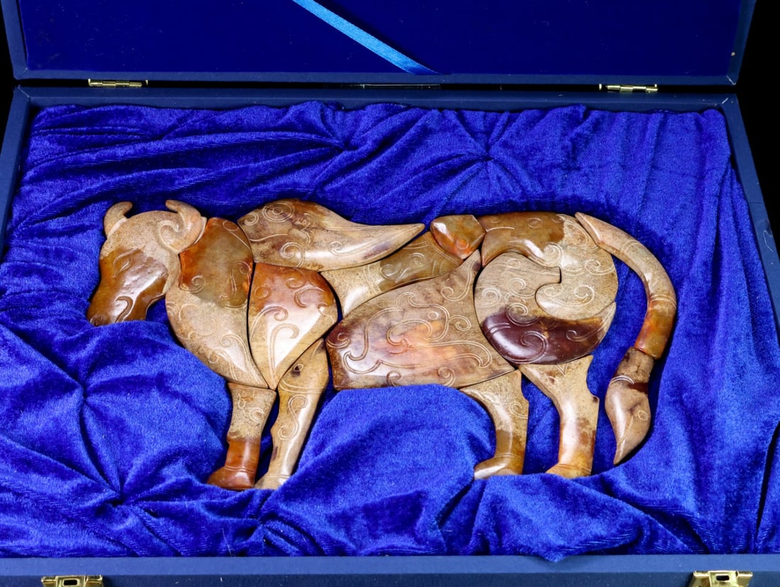 A Rare White Jade Buffalo Ornament: A Rare White Jade Buffalo Ornament,Qing Dynasty,China,Size:11.8inx7.5inx0.2in,Weight:589g白玉牛摆件,中国清代,Size:30cmx19cmx0.5cm,Weight:589g