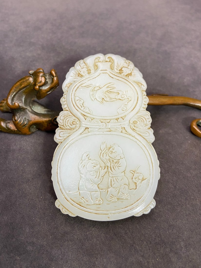 An Exquisite White Jade Bats Figure Pattern Gourd-Shaped Pendant (1 of 9)