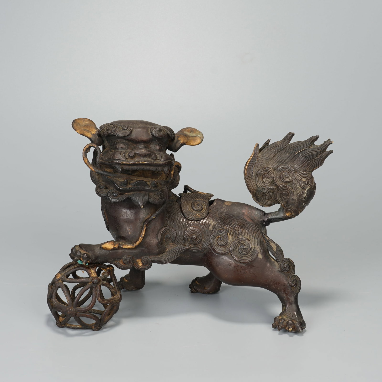 An Exquisite Bronze Lion Ornament: An Exquisite Bronze Lion Ornament,China,Qing Dynasty,Dimensions:9.1inx4.3inx7.1in,Weight:1960g,铜狮子摆件,中国清代