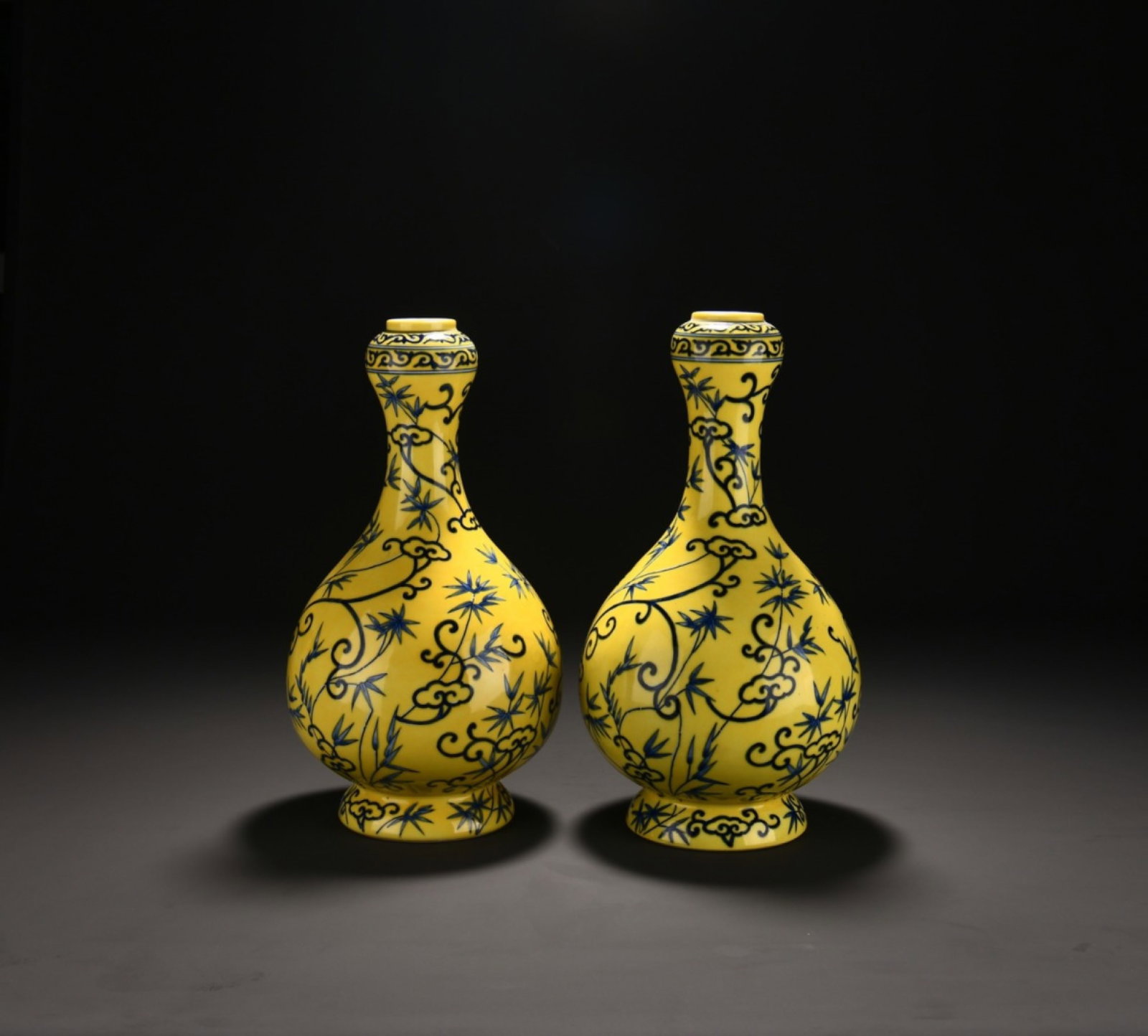 A Pair Of Exquisite Yellow Ground Blue And White Garlic Vases With Bamboo Patterns: A Pair Of Exquisite Yellow Ground Blue And White Garlic Vases With Bamboo Patterns,Qing Dynasty China,Six-Character Qianlong Mark,Dimensions:14.6inx7.9in,一对黄地青഑