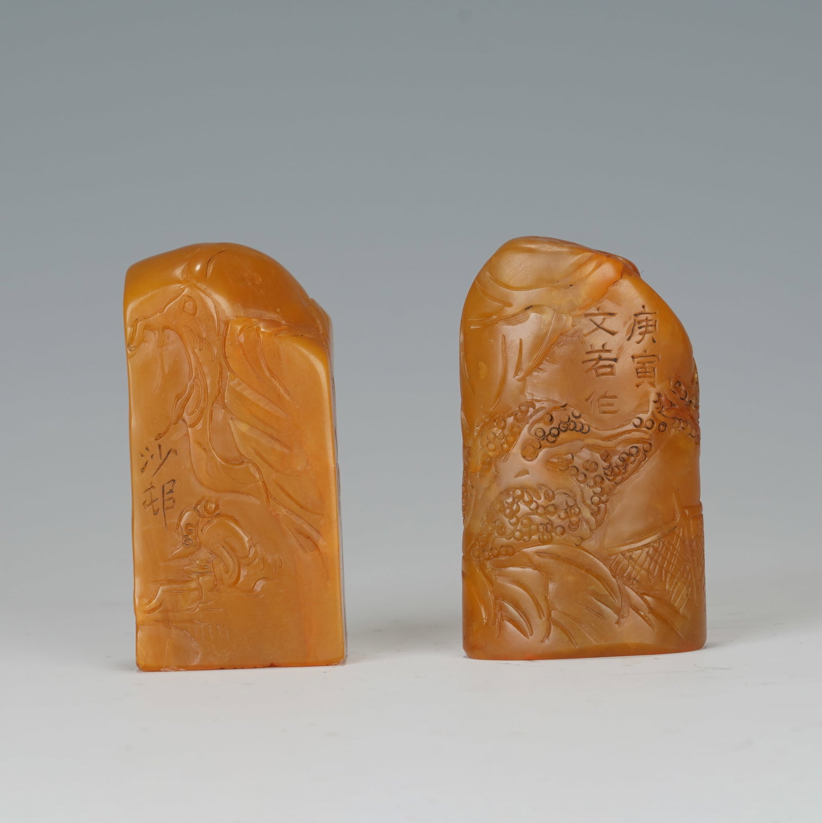 A Pair Of Exquisite Tianhuang Stone Seals With Landscape Pattern: A Pair Of Exquisite Tianhuang Stone Seals With Landscape Pattern,Qing Dynasty,China,Marked. Dimensions:1inx0.6inx1.8in,0.9inx0.5inx1.8in. Weight:58g,一对田黄石山