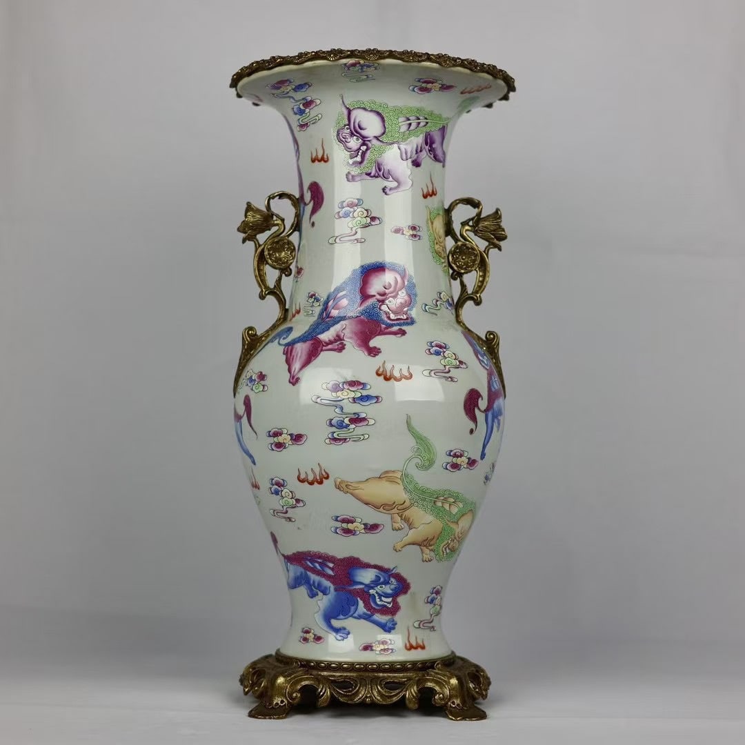 An Exquisite Famille Rose Phoenix-Tail Zun With Double Ears And Copper Lace Trim,Auspicious Cloud: An Exquisite Famille Rose Phoenix-Tail Zun With Double Ears And Copper Lace Trim,Auspicious Cloud And Divine Beast Pattern,China Qing Dynasty,Six-Character Kangxi Mark,Dimensions:18.5inx9.1in,粉