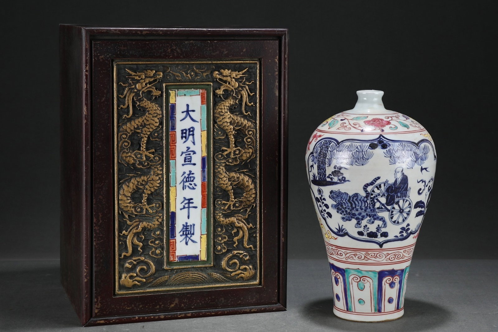 An Exquisite Blue And White Wucai Plum Vase Depicting Guiguzi Descending The Mountain: An Exquisite Blue And White Wucai Plum Vase Depicting Guiguzi Descending The Mountain,Ming Dynasty,China,Size:13.2inx7.5in,青花五彩鬼谷子下山ċ