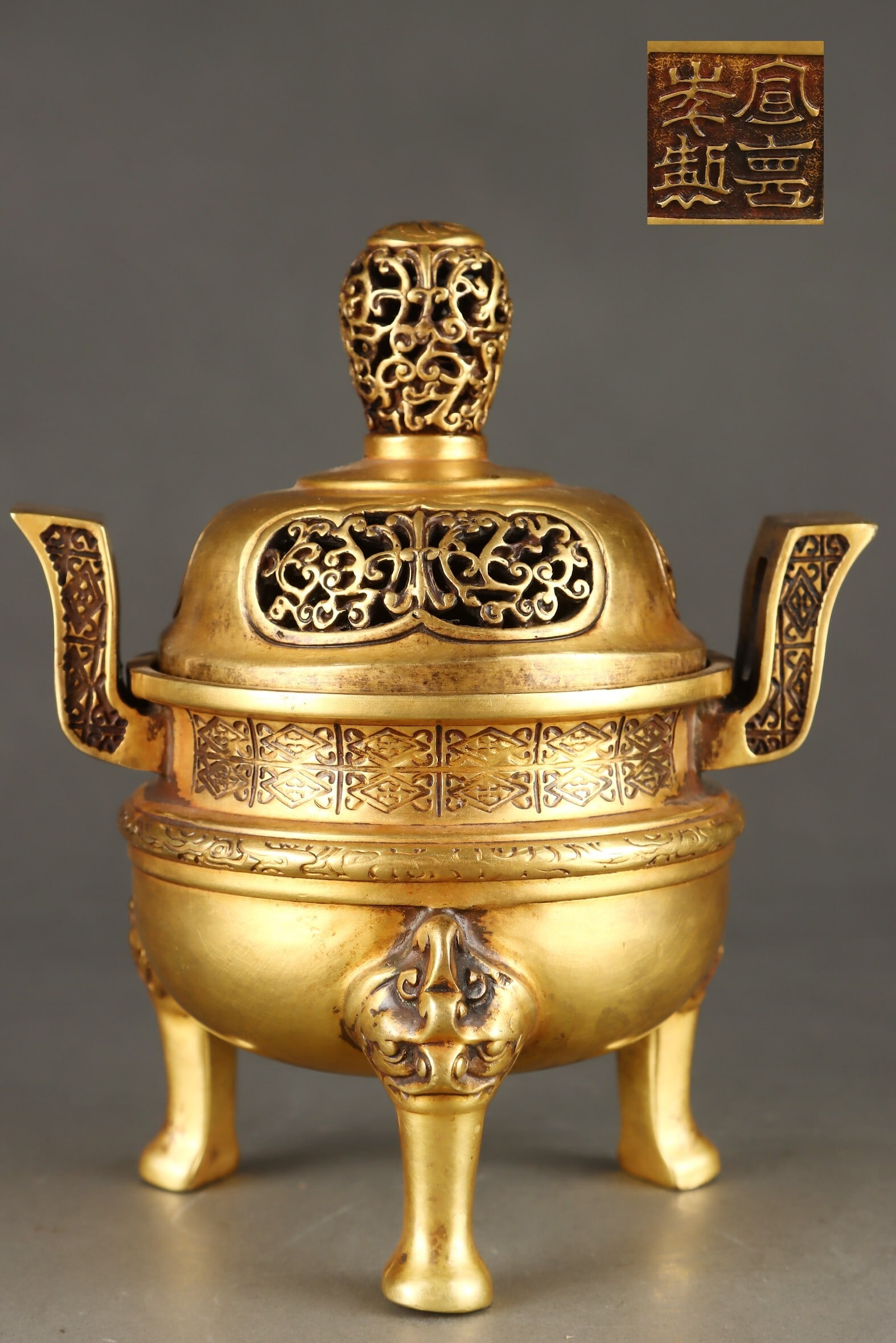 An Exquisite Gilt Bronze Incense Burner with Court Hat Handles: An Exquisite Gilt Bronze Incense Burner with Court Hat Handles,Chinese,Ming Dynasty,Four-character Xuande mark,Size:7.3inx4.5in,Weight:2050g,铜鎏金朝冠耳熏