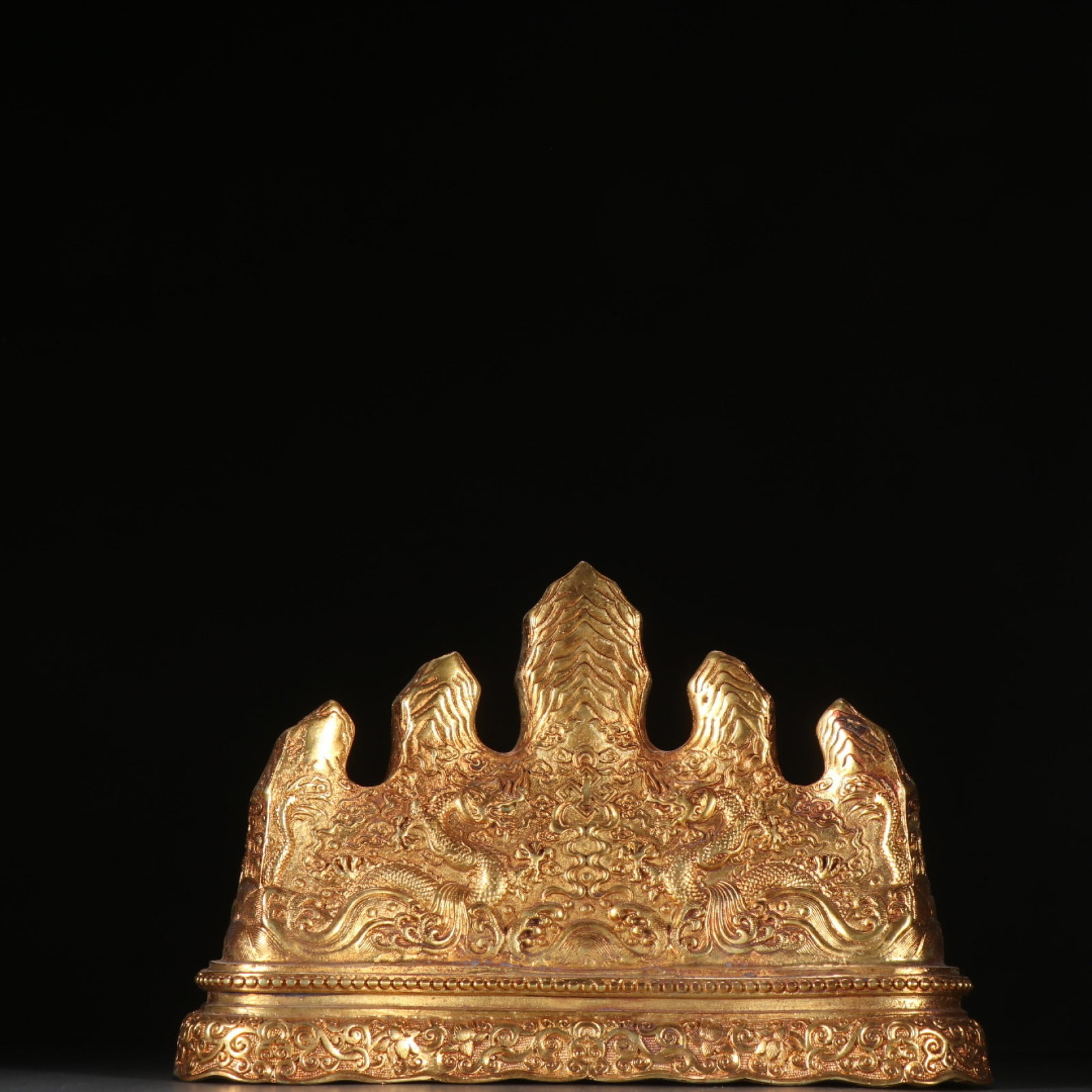 An Exquisite Gilt Bronze Dragon Pattern Brush Rest: An Exquisite Gilt Bronze Dragon Pattern Brush Rest,China Qing Dynasty,Four-Character Qianlong Mark,Dimensions:5.7inx8.3in,Weight:896g,铜鎏金龙纹笔架,中&