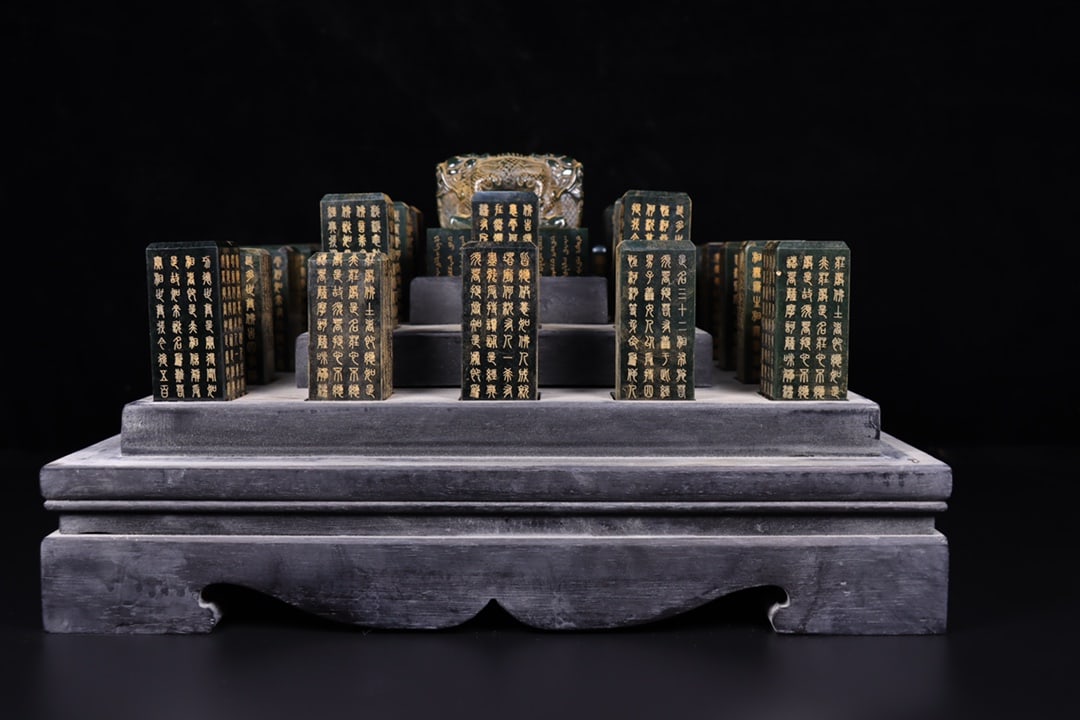 A Set Of Fine Jasper Seals With Auspicious Beast Knobs And Poetry Inscriptions: A Set Of Fine Jasper Seals With Auspicious Beast Knobs And Poetry Inscriptions,Qing Dynasty,China,Dimensions:(Large)3.1inx3.1inx3.1in,(Small)1.2inx1.2inx3.1in,Weight:(Large)1022g,(Small)229g,一&
