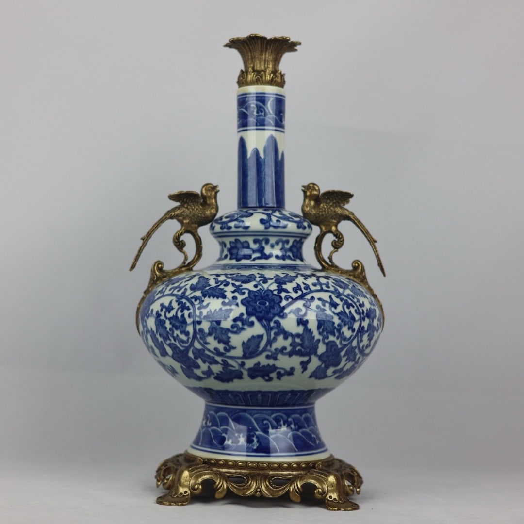 An Exquisite Blue And White Gallbladder Vase With Double Ears,Copper Flower And Bird: An Exquisite Blue And White Gallbladder Vase With Double Ears,Copper Flower And Bird Ornaments,Interlocking Lotus Pattern,China Qing Dynasty,Six-Character Qianlong Mark,Dimensions:17.7inx9.8in,青