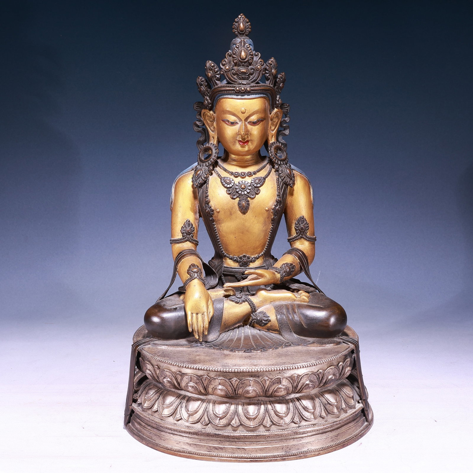 A Solemn Silver-Gilt Bronze Statue of Avalokitesvara: A Solemn Silver-Gilt Bronze Statue of Avalokitesvara,Ming Dynasty, China,Yongle Six-character Mark,Size:11.8inx20.5in,Weight:14600g 铜鎏金鎏银观音像,