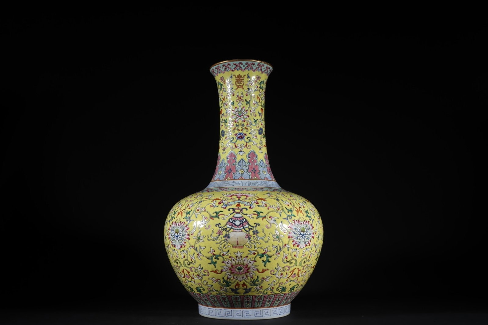 An Exquisite Famille Rose Vase Painted With Floral Motifs: An Exquisite Famille Rose Vase Painted With Floral Motifs,Qing Dynasty,China,Qianlong Six-character Mark,Size:15inx9.8in,粉彩花卉纹赏瓶,中国଀