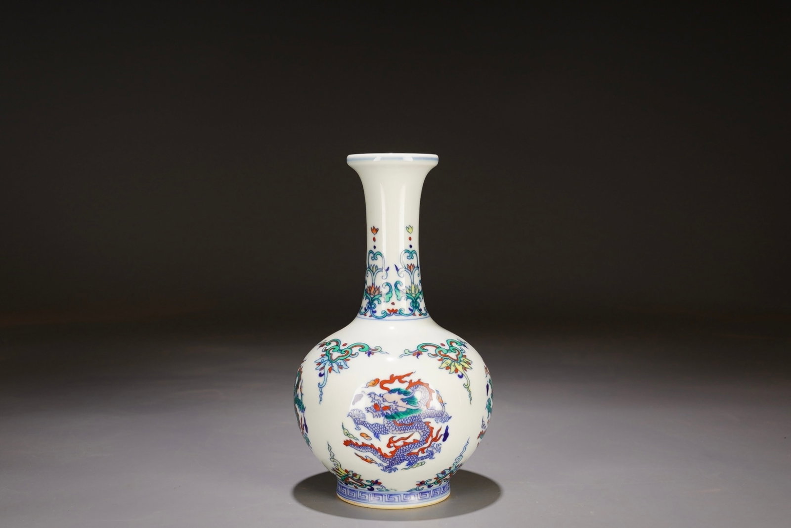 An Exquisite Blue And White Doucai Long Neck Vase With Round Dragon Medallion Patterns: An Exquisite Blue And White Doucai Long Neck Vase With Round Dragon Medallion Patterns,Qing Dynasty China,Six-Character Yongzheng Mark,Dimensions:8.5inx5.1in,青花斗彩团&#