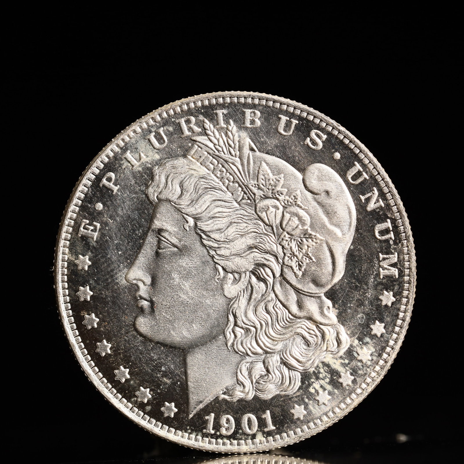 USA Morgan Dollar 1901 Coin: Obv: profile bust with date below and E PLURIBUS UNUM legend and stars around. Rev: eagle with In God we trust above within wreath with UNITED STATES OF AMERICA ONE DOLLAR legend. IN GOD WE TRUST / LI