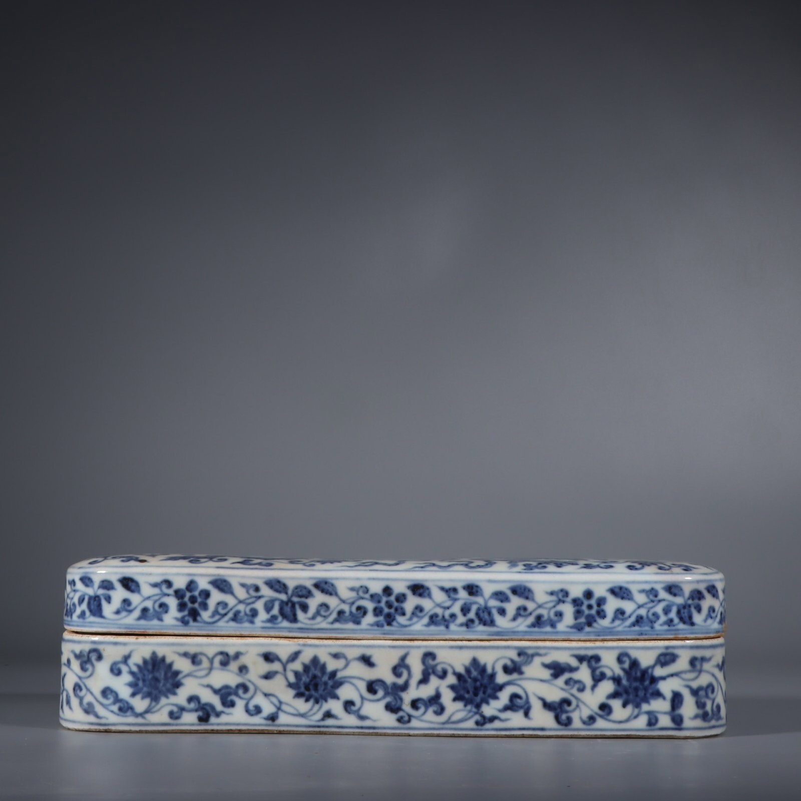 A Fine Underglaze Blue Square Covered Box Decorated With Dragons (1 of 9)
