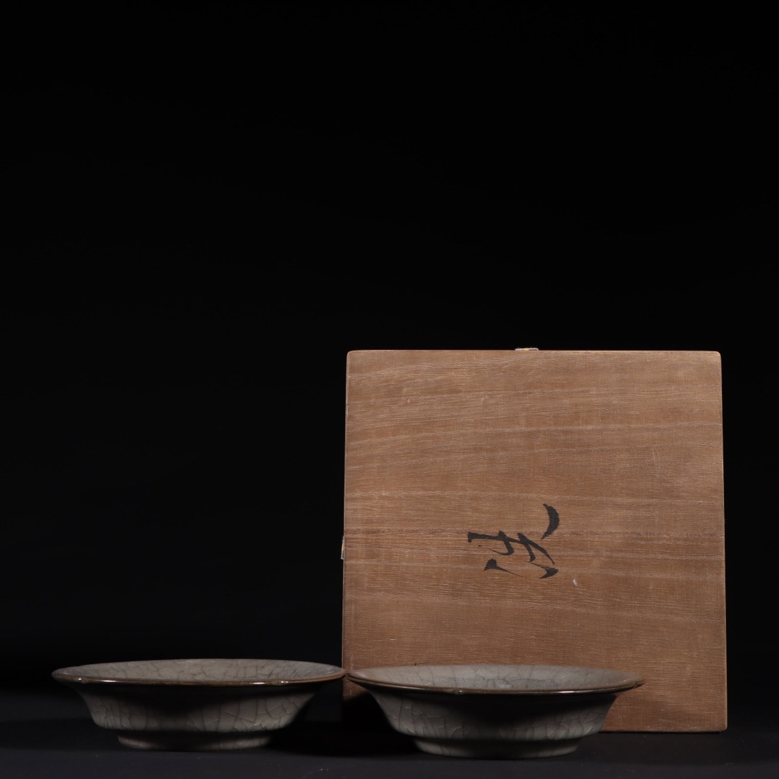 A Pair Of Exquisite Guan Kiln Brush Washers: A Pair Of Exquisite Guan Kiln Brush Washers,Song Dynasty,China,Size:1.3inx5.6in,一对官窑葵口洗,中国宋代,尺寸:1.3inx5.6in