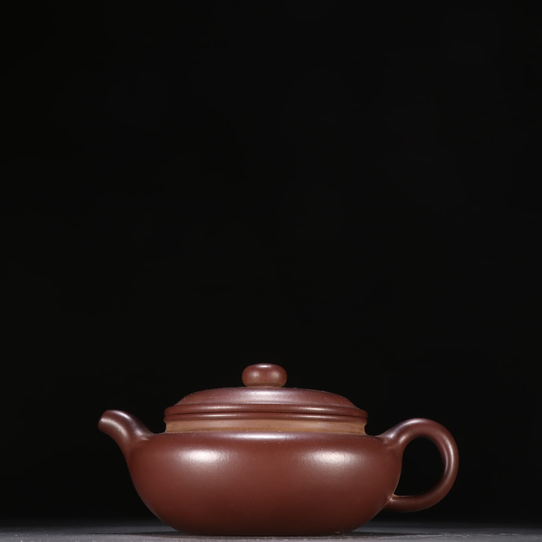 A Fine Chinese Zisha Clay Teapot: A Fine Chinese Zisha Clay Teapot,Modern Period,China,Gu Jingzhou Mark,Size:3.3inx6.3in,紫砂茶壶,中国近现代,顾景舟款