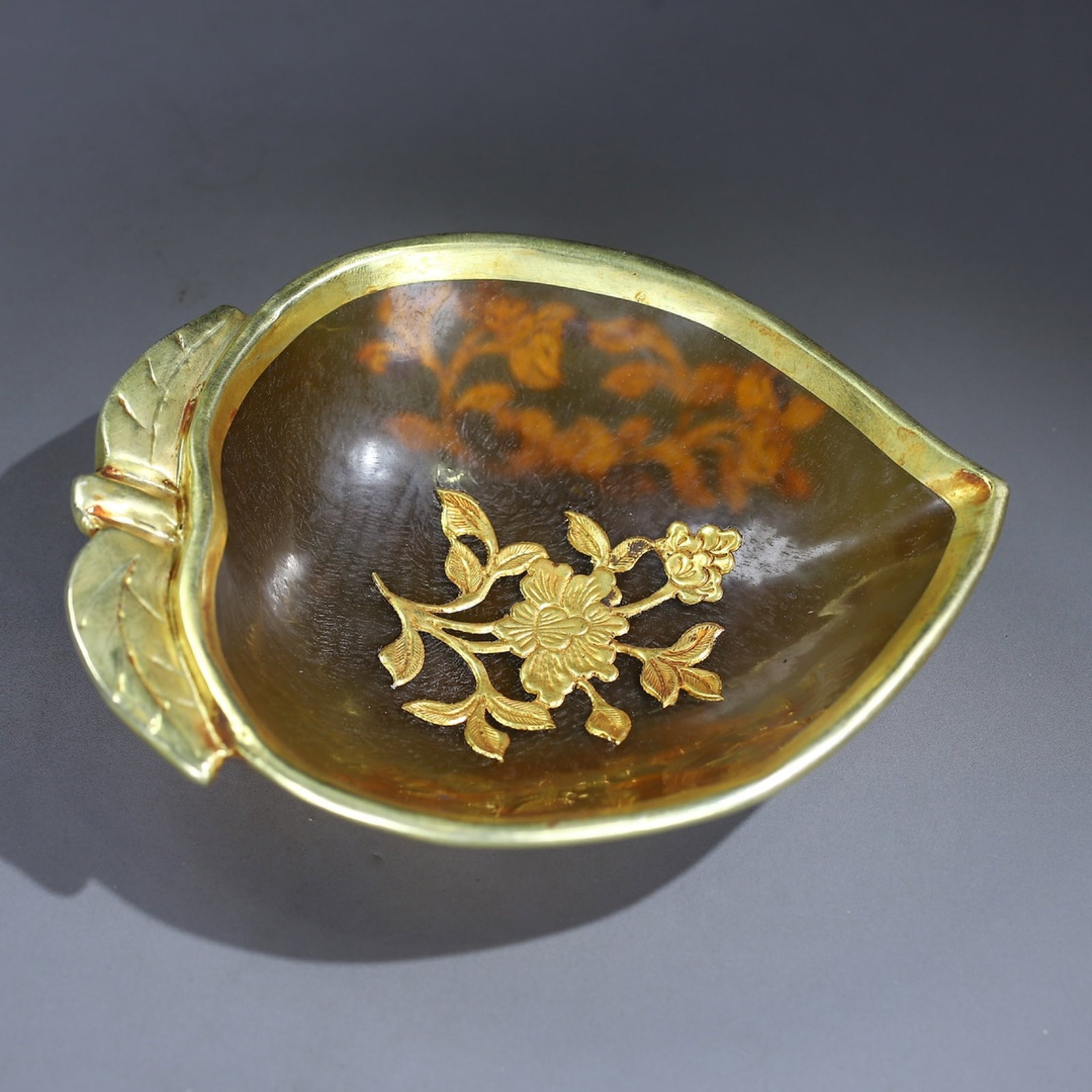An Exquisite Gilt Bronze Peach Shaped Plate Inlaid With Agate And Floral Patterns (1 of 10)