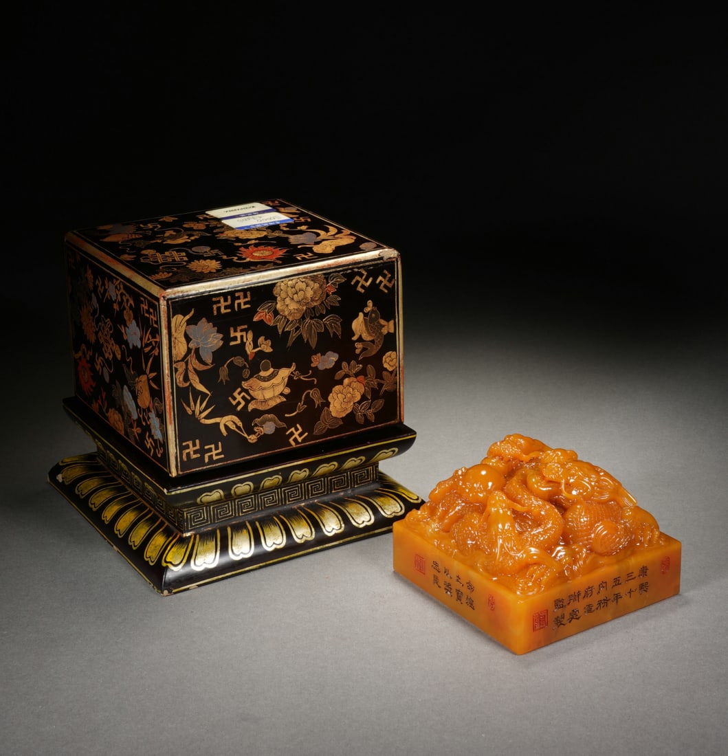 An Exquisite Tianhuang Stone Seal With Dragon Knob: An Exquisite Tianhuang Stone Seal With Dragon Knob,Qing Dynasty,China,With Mark,Dimensions:3.7inx3.7inx2.6in,Weight:1023g,田黄石龙钮印章,中国ę