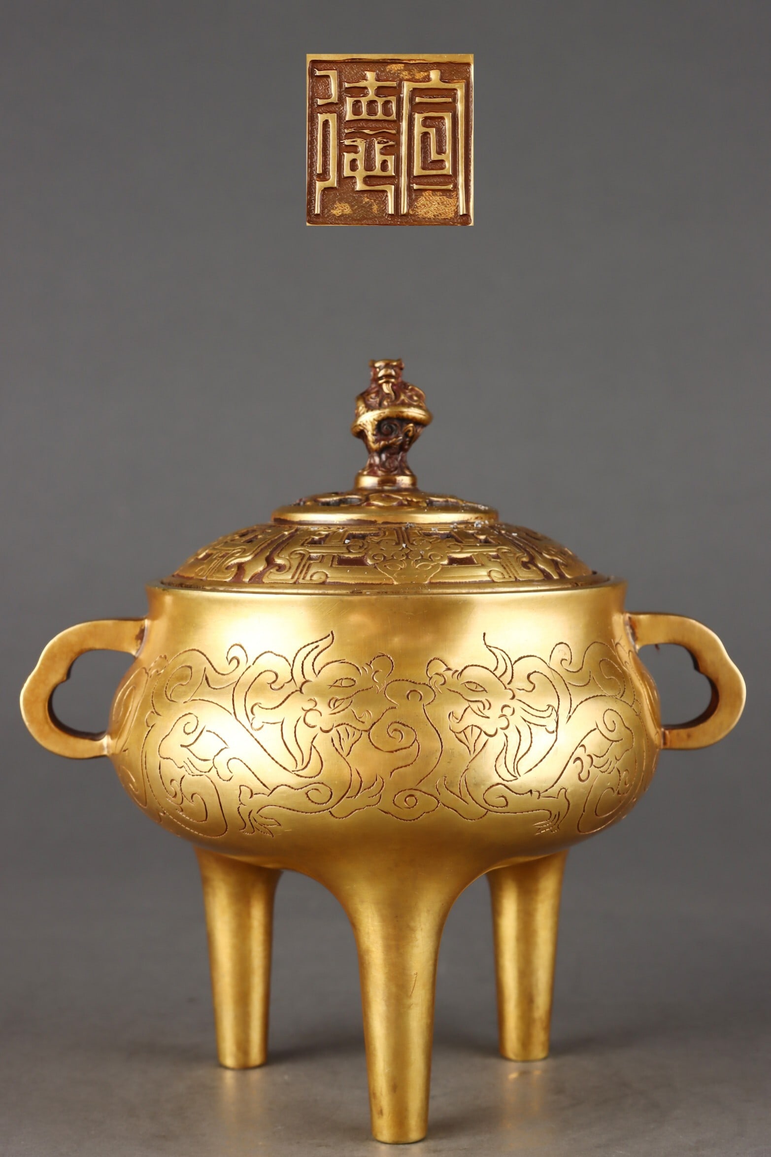 An Exquisite Gilt Bronze Kui-dragon Ruyi-shaped Handles Incense Burner (1 of 9)