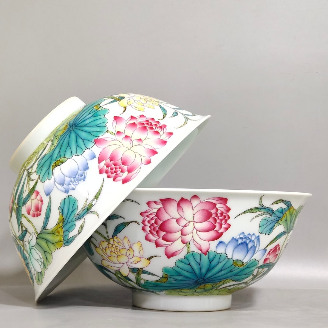 A Pair Of Exquisite Bowls Painted With Famille Rose Lotus Patterns (1 of 9)