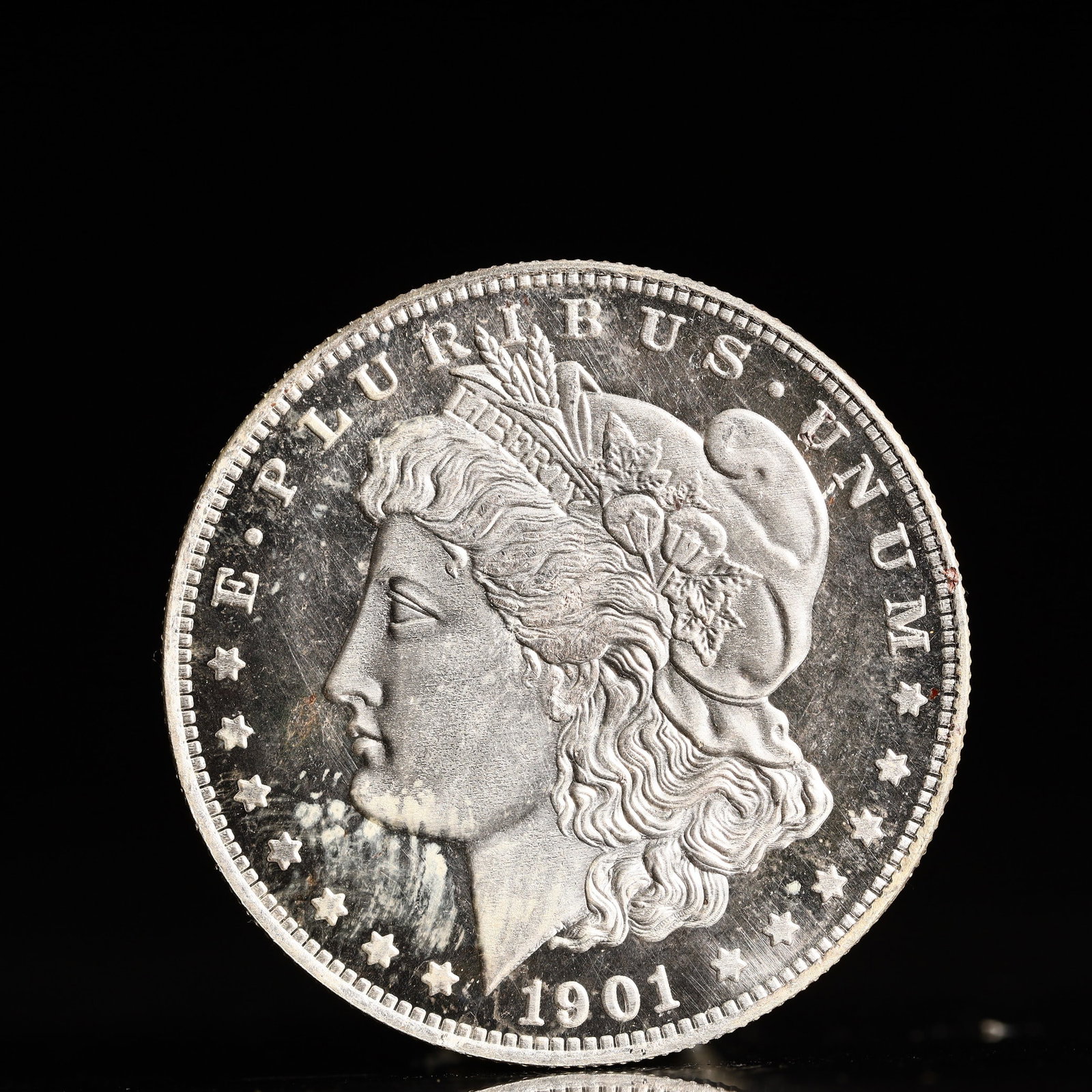 USA Morgan Dollar 1901 Coin: Obv: profile bust with date below and E PLURIBUS UNUM legend and stars around. Rev: eagle with In God we trust above within wreath with UNITED STATES OF AMERICA ONE DOLLAR legend. IN GOD WE TRUST / LI