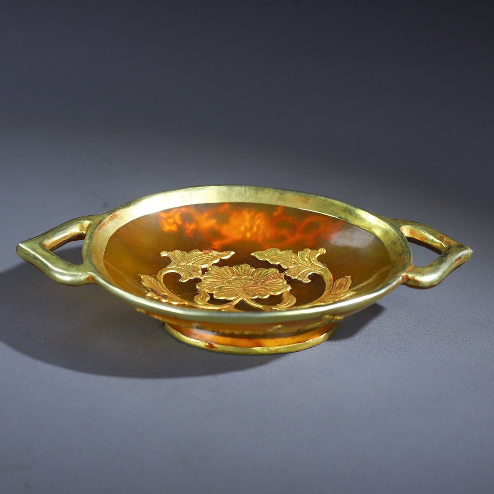 An Exquisite Gilt Bronze Plate Inlaid With Agate And Floral Patterns: An Exquisite Gilt Bronze Plate Inlaid With Agate And Floral Patterns,China,Qing Dynasty,Dimensions:1.2inx5.7inx3.2in,Weight:113g,铜鎏金镶玛瑙花卉纹
