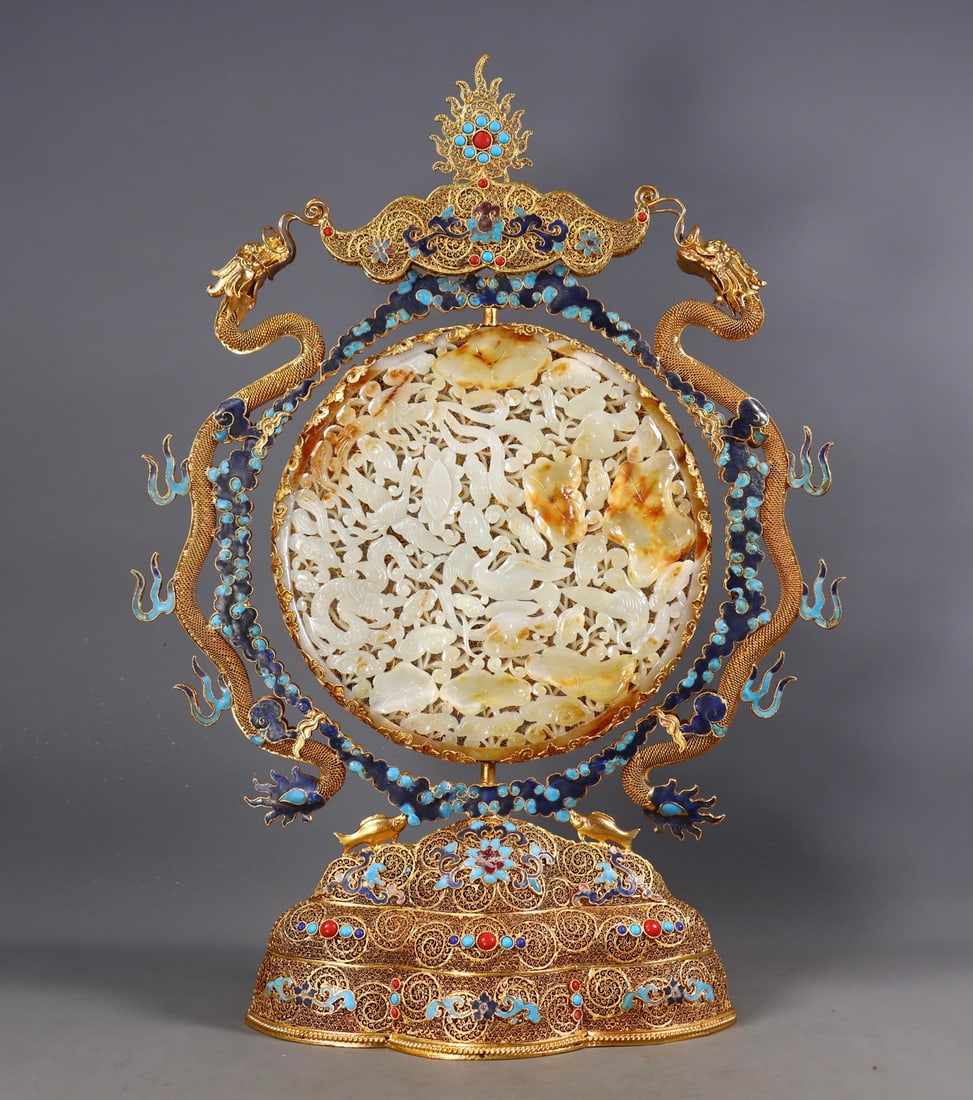 A Fine Gilt Copper Filigree Revolving Screen Inlaid With Openwork Carved White Jade Flower And Bird: A Fine Gilt Copper Filigree Revolving Screen Inlaid With Openwork Carved White Jade Flower And Bird Patterns,Qing Dynasty,China,Four-Character Qianlong Mark,Dimensions:18.1inx13.4inx4.9in,Weight:2023g