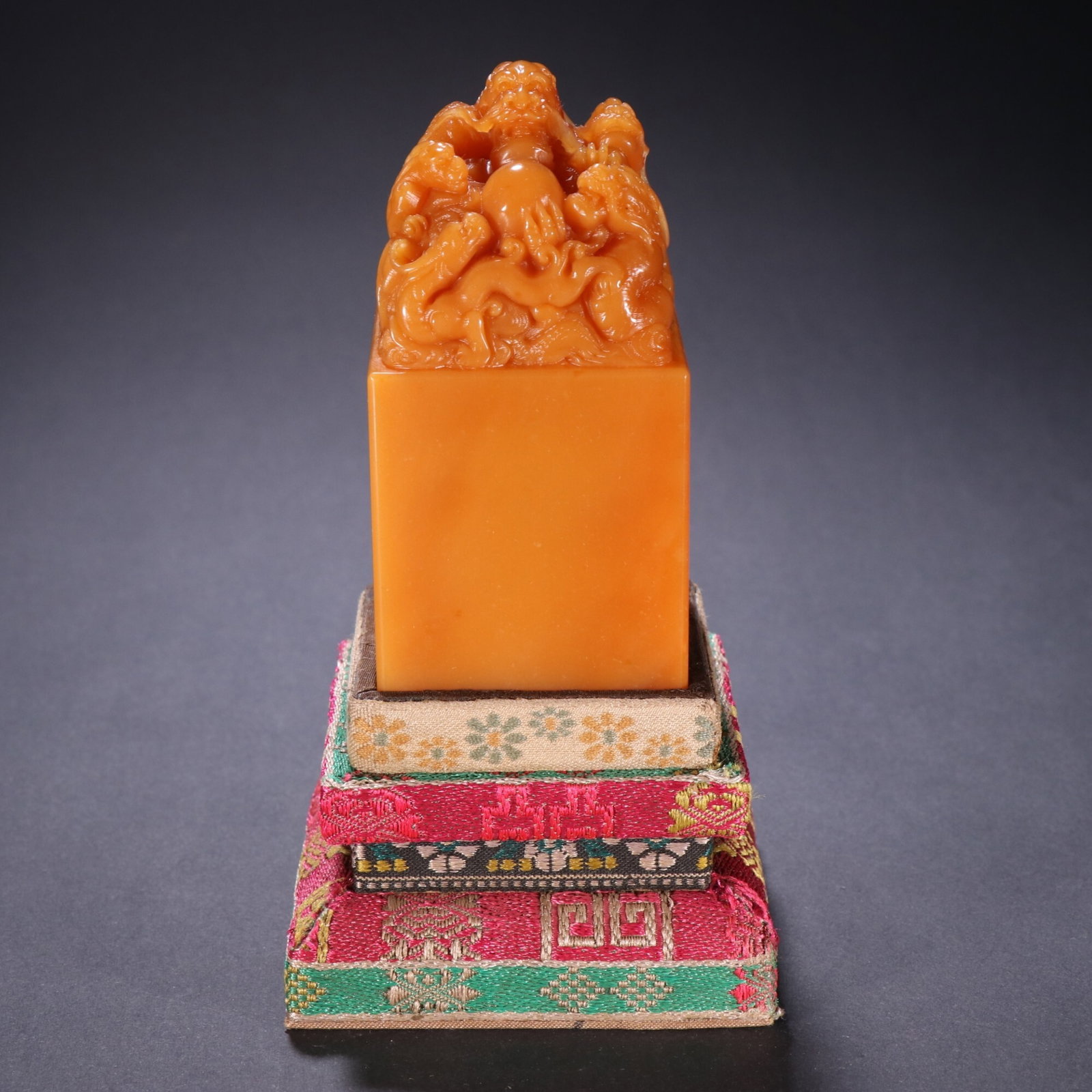 An Exquisite Tianhuang Stone Square Seal With Dragons Playing Pearl Knob: An Exquisite Tianhuang Stone Square Seal With Dragons Playing Pearl Knob,China Qing Dynasty,With Mark,Dimensions:3.5inx1.8in,Weight:362g,田黄石群龙戏珠钮