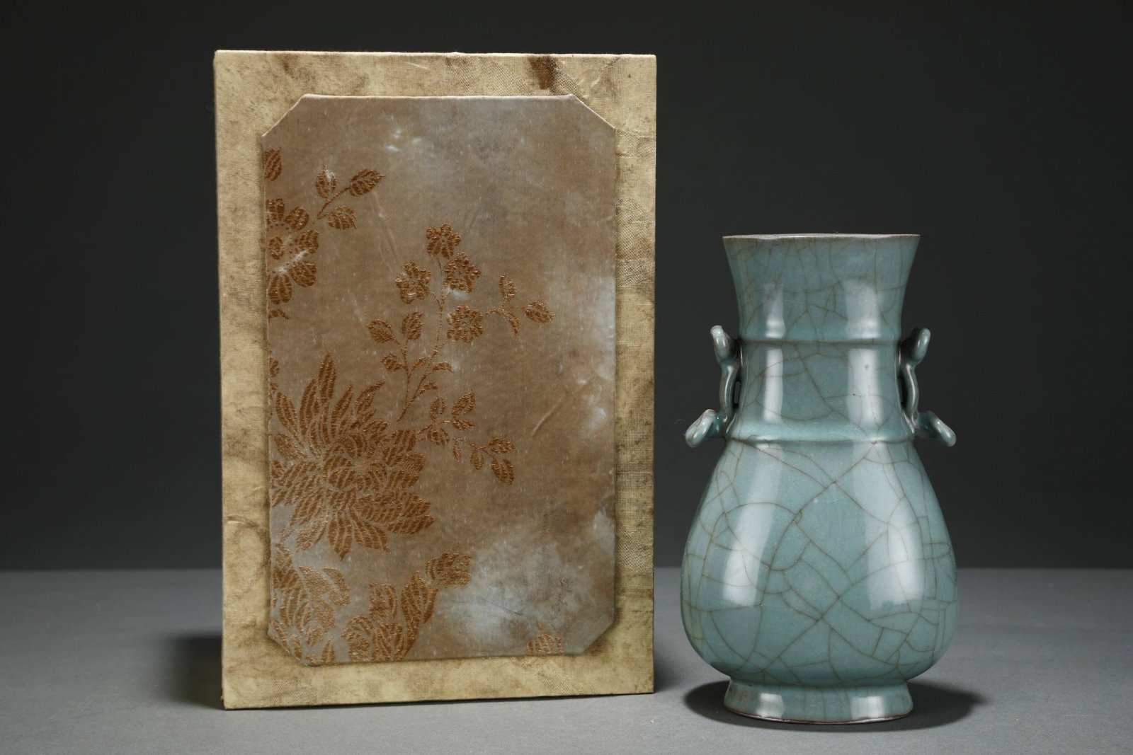 An Exquisite Guan Kiln Pink Celadon Glazed Two-Eared Vase With String Patterns: An Exquisite Guan Kiln Pink Celadon Glazed Two-Eared Vase With String Patterns,China Song Dynasty,With