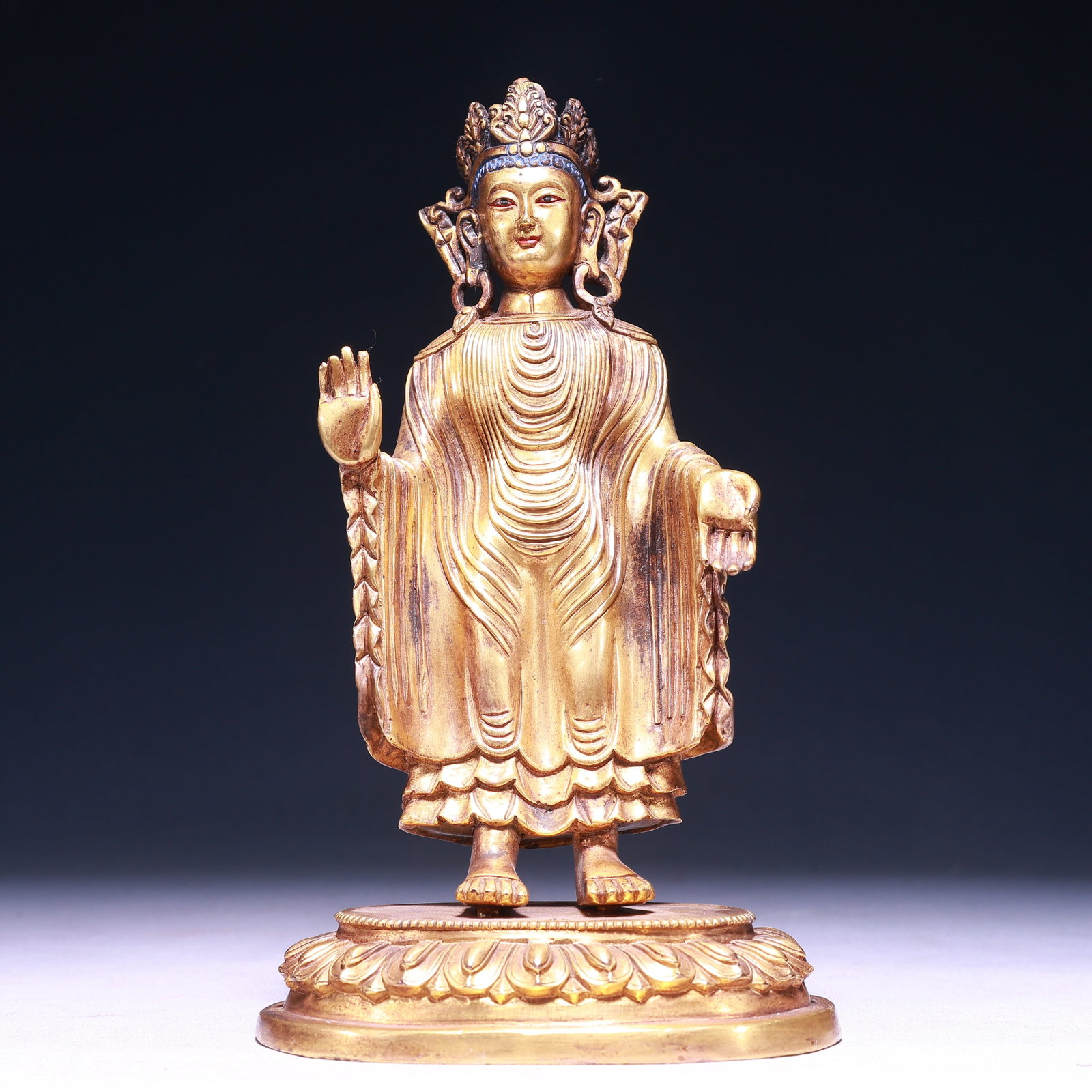 A Solemn Gilt Bronze Statue of Avalokitesvara: A Solemn Gilt Bronze Statue of Avalokitesvara,Qing Dynasty,China,Size:5.1inx3.3inx9.1in,Weight:1500g 铜鎏金观音像,中国清代