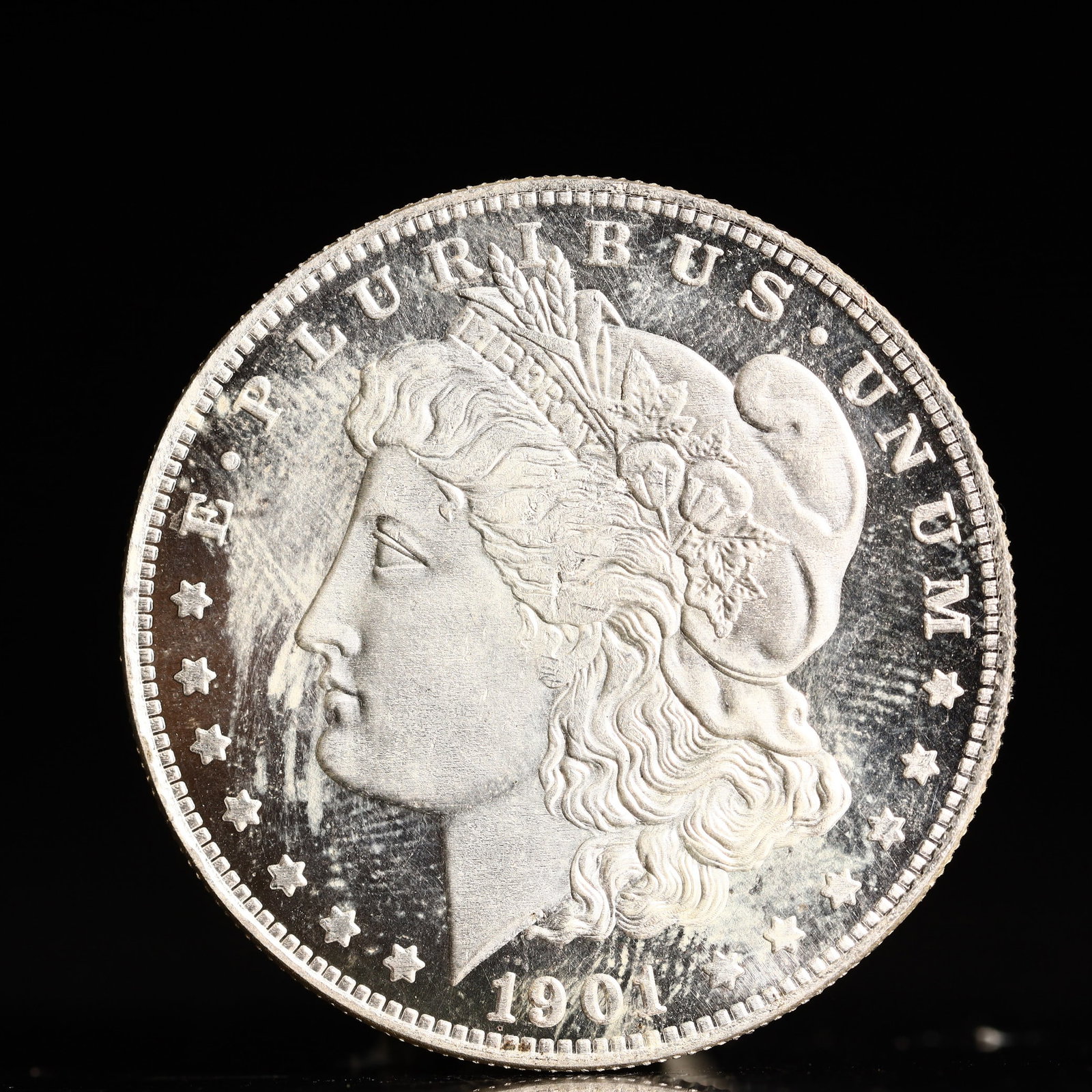 USA Morgan Dollar 1901 Coin: Obv: profile bust with date below and E PLURIBUS UNUM legend and stars around. Rev: eagle with In God we trust above within wreath with UNITED STATES OF AMERICA ONE DOLLAR legend. IN GOD WE TRUST / LI